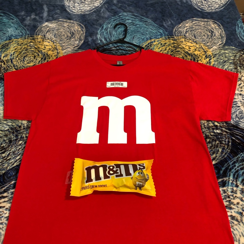 XL GILDAN BRAND RED M&M T SHIRT WITH TWO PAIR OF M&M MAD ENGINE CREW SOCKS